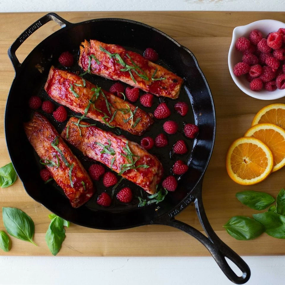 Lodge Blacklock Triple-Seasoned Cast Iron Skillet 9 Lodge Blacklock Triple-Seasoned Cast Iron Skillet - Image 9